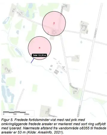 Figur 5. Fredede fortidsminder vist med r&oslash;d prik med omkringliggende fredede arealer er markeret med sort ring udfyldt med lyser&oslash;d. N&aelig;rmeste afstand fra vandomr&aring;de o8355 til fredede arealer er 53 m (Kilde: Arealinfo, 2021).